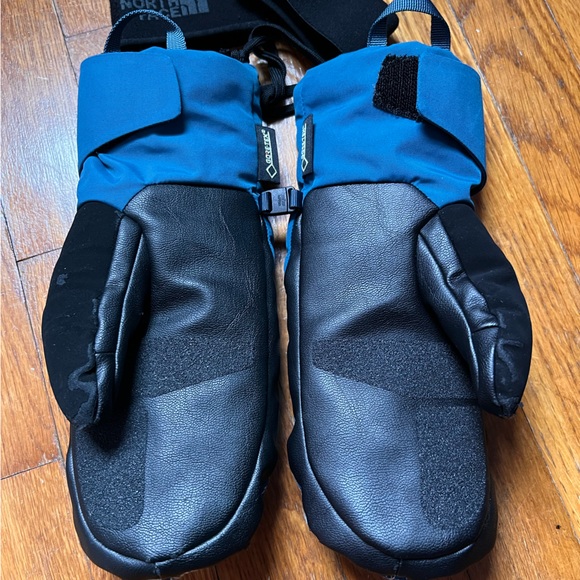 The North Face Women’s Montana GORE-TEX® Ski Mitts - Picture 3 of 5